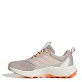 Championes de trail running Adidas Terrex Tracefinder 2, color rosa viejo con detalles en naranja y blanco. Presentan una construcción en malla transpirable con refuerzos sintéticos, entresuela amortiguada y suela con relieve para mayor tracción.