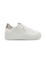 Sneaker de cuero graneado color blanco con suela elevada y detalle plateado en el talón, de diseño minimalista y cordones al tono.