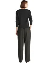 Cardigan de punto Tommy Hilfiger color negro, con cuello redondo, cierre frontal con botones dorados y logo de la marca bordado en el pecho.