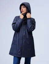 Gabardina impermeable azul marino, marca Weatherproof, con cierre central, bolsillos delanteros, capucha fija y forro interno.