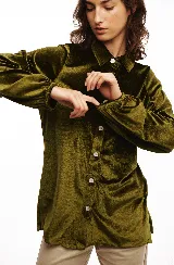 Camisa de terciopelo azul marino con cuello camisero clásico, botones frontales, mangas largas con puño elástico y bolsillo de parche en el pecho.