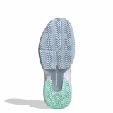 Championes Adidas GameCourt 3 All Court para mujer, color blanco con las icónicas tres tiras plateadas en los laterales. Diseñados con mediasuela LIGHTMOTION para amortiguación liviana, suela Adiwear resistente y capellada textil con malla transpirable.