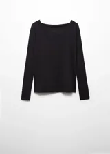 Camiseta blanca de manga larga con cuello barco.