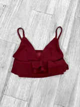 Top color rosa con breteles finos, escote en V y doble volado en el ruedo.