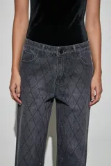 Jean de corte recto y tiro medio, color gris oscuro con diseño de rombos bordados con pequeñas aplicaciones brillantes.