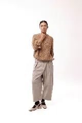 Sweater de tejido de punto con silueta relajada, cuello redondo y mangas 3/4 abullonadas con puños ajustados que aportan volumen.