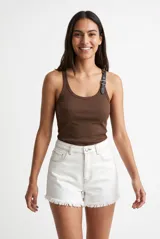 Short de denim blanco con costuras en contraste y dobladillo desmechado con flecos.