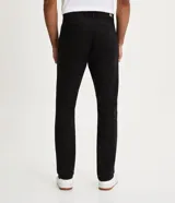 Pantalón de vestir color verde oscuro, corte slim, confeccionado en sarga de algodón y elastano.