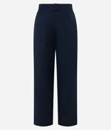 Pantalón de sastrería corte recto, color marrón, con cintura de tiro medio, trabillas largas y bolsillos traseros.