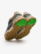 Championes Satorisan modelo Chacrona Laser Prem., color gris con detalles en verde, beige y suela moteada.