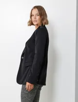 Blazer negro de satén con cuello con solapa, abertura con botón, bolsillos ojal simulados y solapa, manga larga y puño con botón.