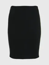 Falda corta negra de tejido acanalado, corte slim y cintura elástica. Presenta una cinta con logo en el lateral izquierdo en tonos verde y negro.