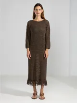 Vestido midi marrón de punto abierto con sutil brillo de lúrex y flecos en el ruedo.