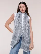 Pashmina rectangular gris con diseño jacquard, destellos de hilos metalizados y flecos en los extremos.