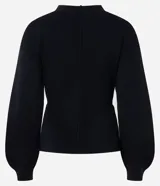 Cardigan de punto negro con escote en V, cierre frontal mediante ganchos metálicos y mangas largas con puños ajustados. Presenta un diseño entallado en la cintura con mangas ligeramente abullonadas.