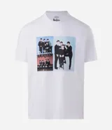 Remera blanca de manga corta y cuello redondo con estampa frontal inspirada en The Beatles.