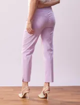 Pantalón verde esmeralda de gabardina elastizada, marca Zac & Rachel, de corte recto con pretina ancha pespunteada y largo al tobillo. Presenta bolsillos simulados.