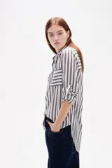 Camisa de viscosa con estampado de rayas verticales, cuello camisero, cierre frontal de botones y bolsillo en el pecho.