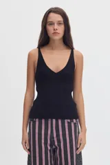 Musculosa de tejido rib color negro, con escote en pico y tirantes finos.