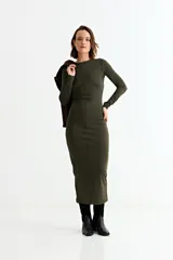Vestido midi de corte ajustado y manga larga, color verde oliva, con cuello redondo y costura central vertical en el frente.