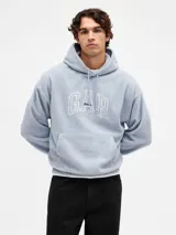 Canguro con capucha de tejido polar en color azul claro, con logo de la marca bordado en el frente y bolsillo tipo canguro.