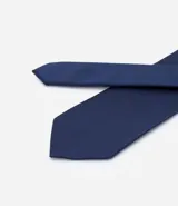 Corbata clásica de color gris oscuro con acabado satinado y textura sutil. Diseño elegante y versátil, ideal para eventos formales.