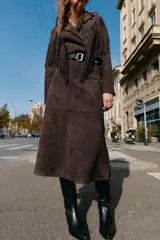 Bota alta estilo cowboy de caña alta, con tacón medio en bloque y punta fina. Presenta tiradores laterales para facilitar el calce.