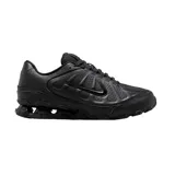 Championes Nike modelo Reax 8 SL, de color negro, con tecnología de amortiguación en el talón, perforaciones laterales para mayor transpirabilidad y diseño deportivo.
