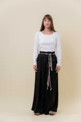 Pantalón wide leg de tiro alto con pinzas delanteras, bolsillos laterales y cintura con presillas. Incluye un lazo desmontable combinado con cordón y cinta con estampado animal print.