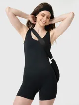 Enterito corto de una pieza, color negro, con diseño ajustado, escote redondo y espalda con abertura media. Confeccionado en tejido suave con tratamiento de aloe vera.