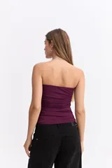 Top strapless negro con escote en V fruncido y diseño ajustado al cuerpo.