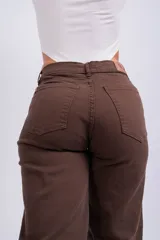 Pantalón marrón de corte wide leg, con bolsillos laterales y traseros.