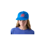 Gorro con visera plana Eme Studios color azul, con diseño bordado en el frente.