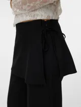 Pantalón falda de tiro medio en color negro, con diseño recto y amplia caída fluida, que incluye cierre lateral invisible.