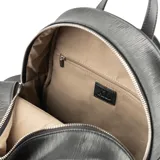 Mochila grande negra de símil cuero con relieve horizontal. Tiene un compartimento principal con cierre, un bolsillo interno con cierre y dos abiertos, un bolsillo externo con cierre, correa fija y herrajes plateados.