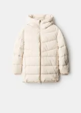 Campera acolchada de corte recto y diseño puffer, color beige, con capucha, cuello alto y cierre frontal de cremallera doble. Cuenta con mangas largas con puños elásticos y dos bolsillos laterales con cierre.