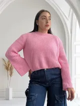 Sweater de punto color rosa con cuello redondo y mangas abullonadas.