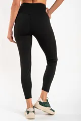 Legging deportivo de tiro alto en color negro, con ajuste ceñido al cuerpo y diseño minimalista.