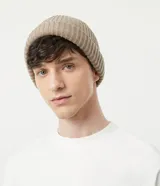 Gorro de lana acrílica con textura acanalada y borde inferior plegado.