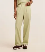 Pantalón recto de sarga color verde claro, con cintura elástica y sin estampa.