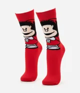 Medias de caña larga de color rojo con estampado del personaje Mafalda, confeccionadas en mezcla de algodón y poliéster.