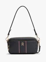 Cartera bandolera Tommy Hilfiger de color azul marino, con acabado granulado, cierre de cremallera superior, compartimento principal y bolsillo exterior con cremallera. Incluye correa extraíble para el hombro, detalles distintivos con franjas verticales y la insignia del monograma TH en metal dorado en la parte delantera.
