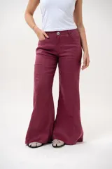 Pantalón de lino color magenta, de corte wide leg, tiro alto y diseño fluido.