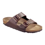 Sandalias Birkenstock Arizona, color marrón, con dos correas ajustables con hebillas metálicas cobrizas y plantilla anatómica de corcho y látex.