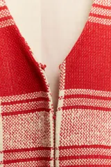 Chaqueta entallada de Zara Woman Collection confeccionada en mezcla de algodón con diseño de cuadros en tonos rojo y crudo. Presenta escote en pico, manga larga, bolsillos de vivo en el delantero y bajo asimétrico con cierre frontal de ganchos metálicos.
