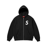 Campera con capucha Supreme, color negro, con cierre frontal y bolsillo tipo canguro. Logo "S" blanco estampado en el pecho.
