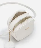 Bolso pequeño femenino de PU color blanco, con correa para cruzar, cierre de cremallera, divisorias internas y pompón decorativo.