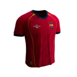 Camiseta de fútbol roja con detalles en amarillo y azul marino en cuello y mangas. Presenta un patrón geométrico sutil en el frente, el logo de la FIFA World Cup 26 y el escudo de la selección de España.