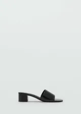 Sandalias de tacón bloque y punta cuadrada, color negro, con diseño destalonado y tira ancha frontal.