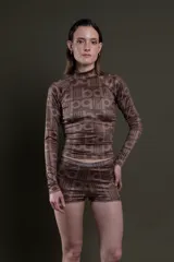 Remera polera de manga larga marrón con estampado de letras.